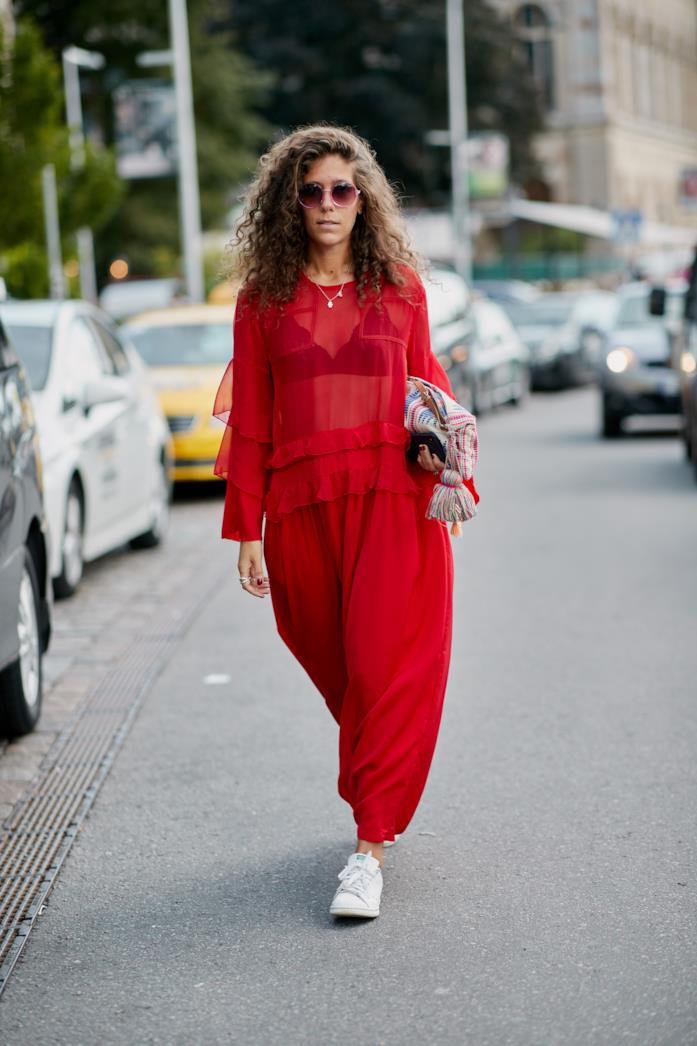 Maxi dress a maniche lunghe indossato con le sneakers Un vestito lungo a tinta unita abbinato a sneakers candide