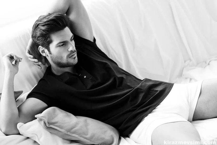 Serkan Cayoglu nelle sue pose più sexy Un sexy Serkan Cayoglu