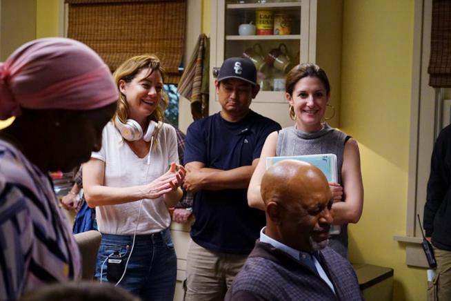Ellen Pompeo debutta alla regia di Grey's Anatomy Ecco le foto di Ellen Pompeo alla regia di un episodio della serie Grey's Anatomy
