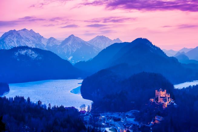 Castello di Hohenschwangau al tramonto Il Castello di Hohenschwangau, lungo la Strada Romantica