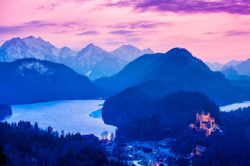 Castello di Hohenschwangau al tramonto sulla strada romantica Il Castello di Hohenschwangau, lungo la Strada Romantica