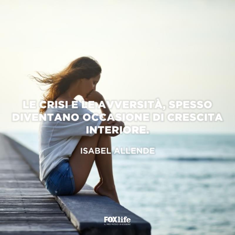 Frase sulle avversità Ragazza seduta su un pontile