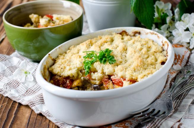 Ricetta del crumble salato di verdure estive con granella di noci Crumble di verdure con granella di noci
