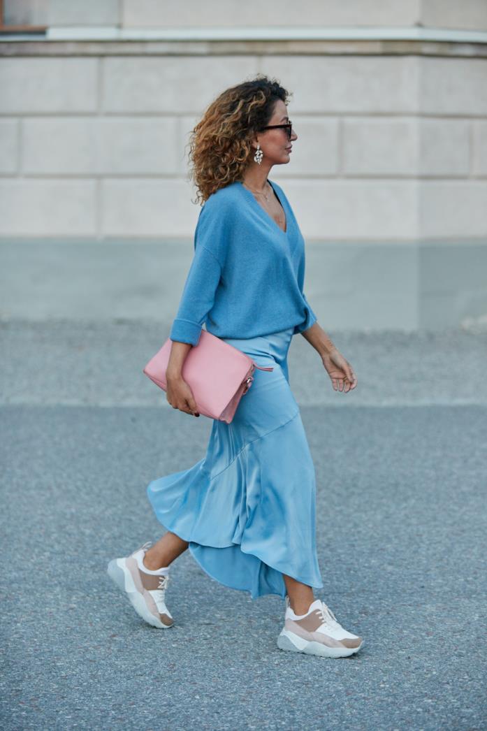 Maglia e gonna blu con borsa rosa Maglia e gonna blu con borsa rosa antico