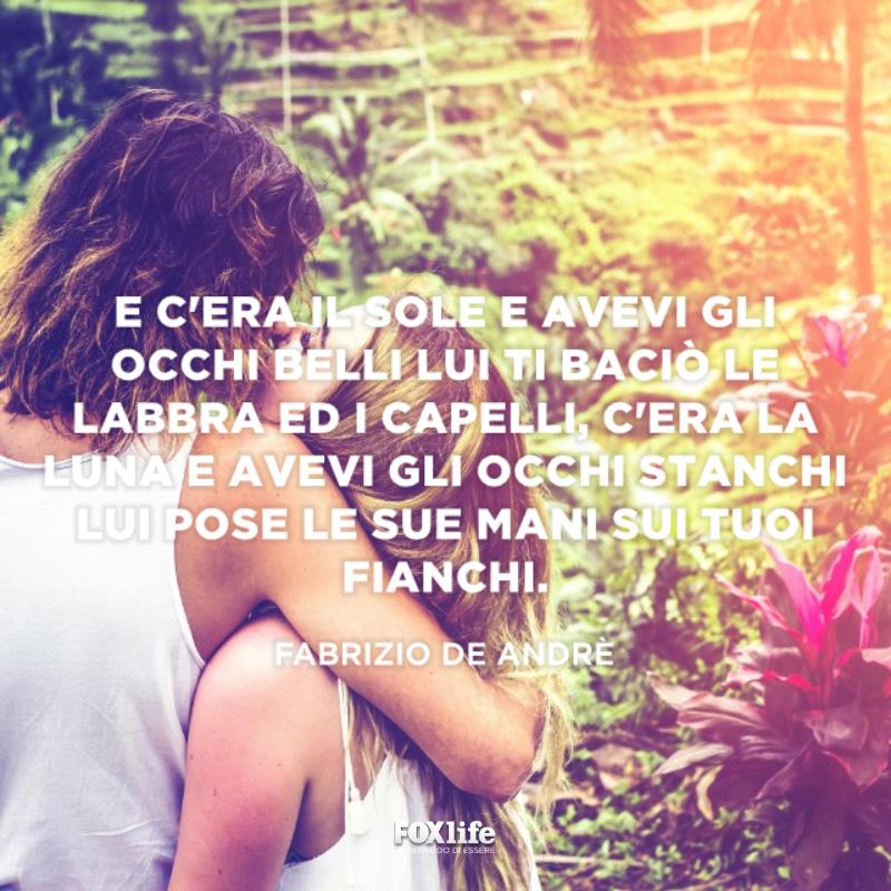 Frase De Andrè Coppia si bacia in un giardino tropicale