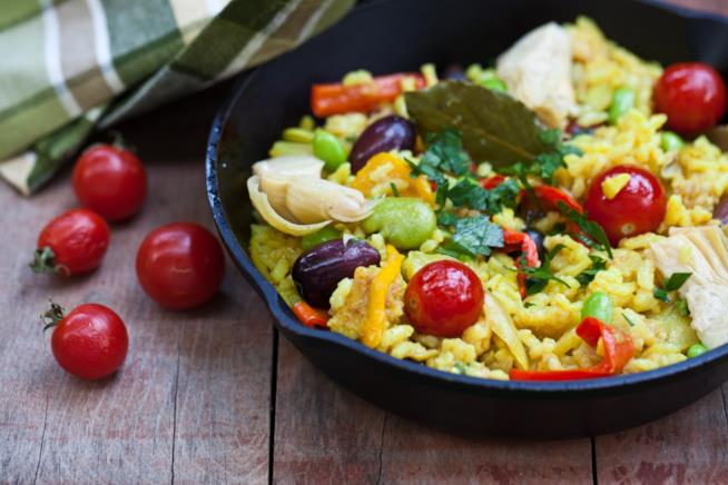Ricetta della paella vegetariana con riso giallo, olive nere e verdure miste Paella vegetariana con riso, olive e verdure