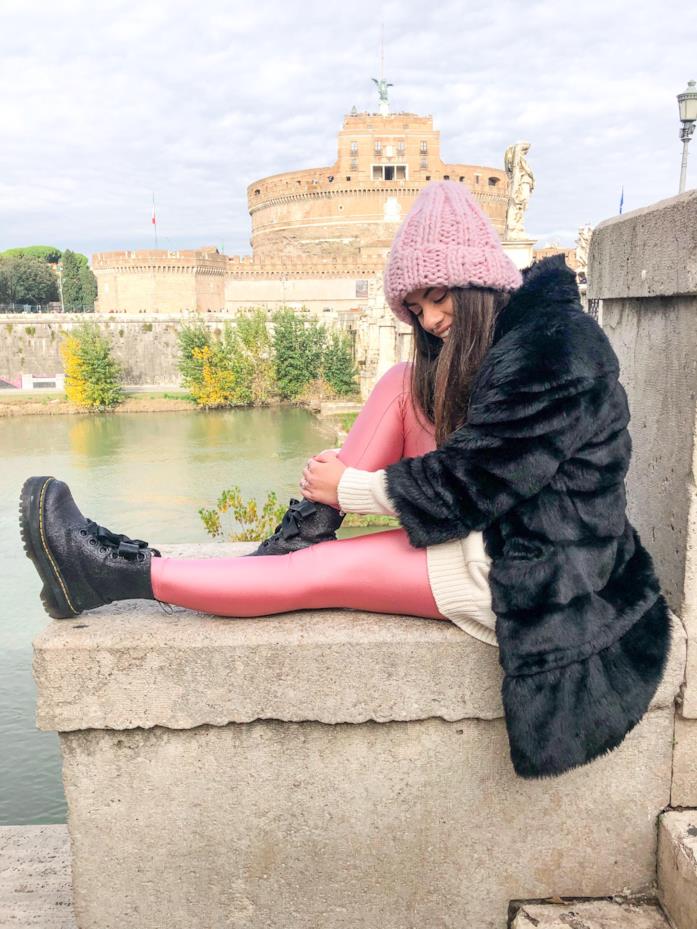 Rossella Dattolo Rossella Dattolo in outfit casual con leggins e cappello rosa