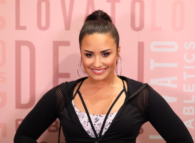 Demi Lovato si tinge le punte dei capelli di verde neon Demi Lovato