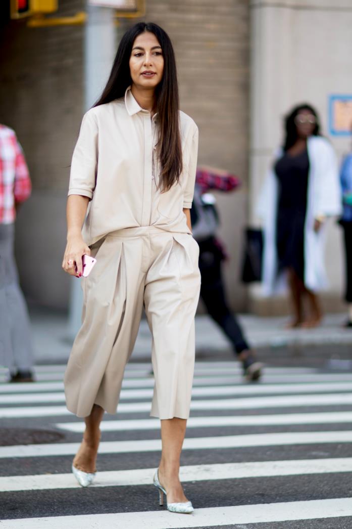 Camicia beige indossata con pantaloni coordinati e pumps Camicia beige abbinata a pantaloni coordinati e pumps