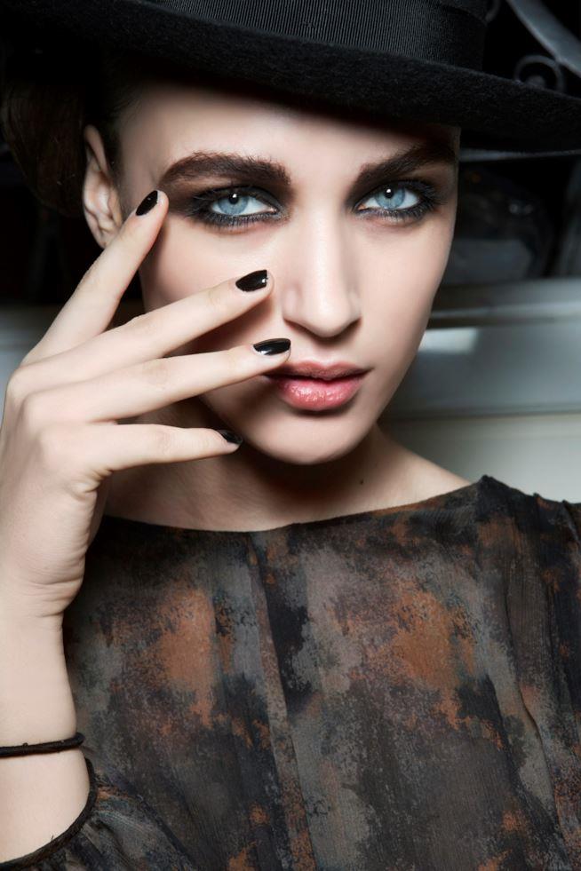 Ragazza con smalto nero Ragazza con unghie lunghe e smalto nero