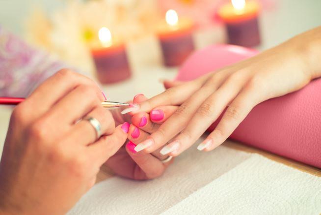 Ragazza che fa la manicure Ragazza che fa la manicure professionale