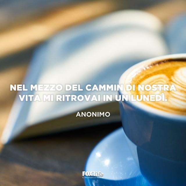Nel mezzo del cammin Cappuccino su un tavolo accanto a un libro