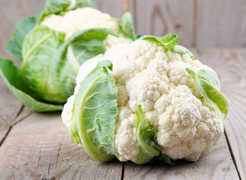 Un cavolfiore, come cucinarlo in modo sano Primo piano di un cavolfiore