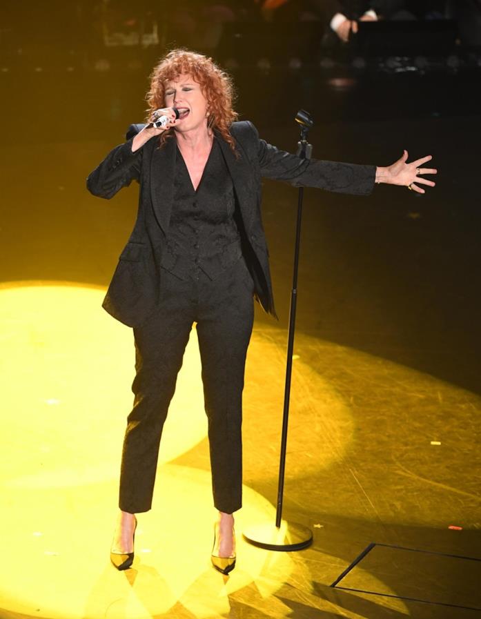 Fiorella Mannoia e il tailleur total black Fiorella Mannoia e il completo total black