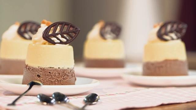 Budino bicolore vaniglia e cioccolato: la ricetta Primo piano di una porzione del Budino bicolore vaniglia e cioccolato