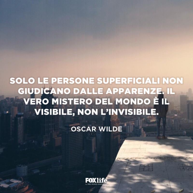 Frase giudizio Persona in cima un palazzo