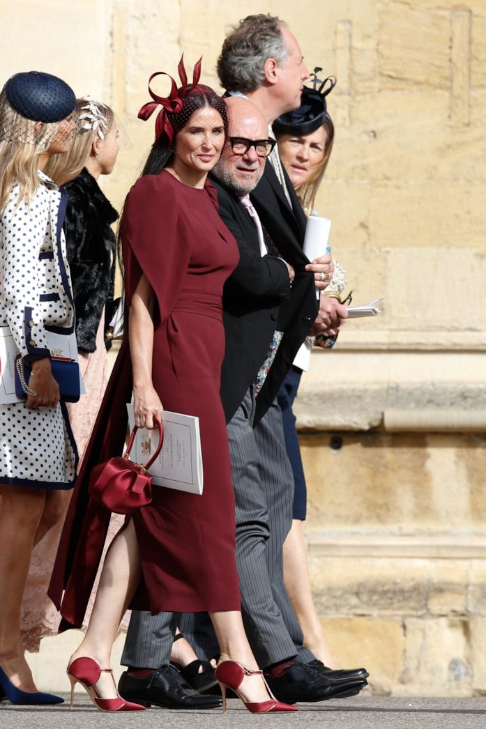 Abito midi bordeaux e accessori coordinati per Demy Moore Midi dress bordeaux completato da décolleté e borsa a mano coordinati