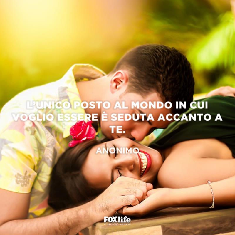 Frase d'amore dolce Ragazzo bacia la fidanzata su una guancia