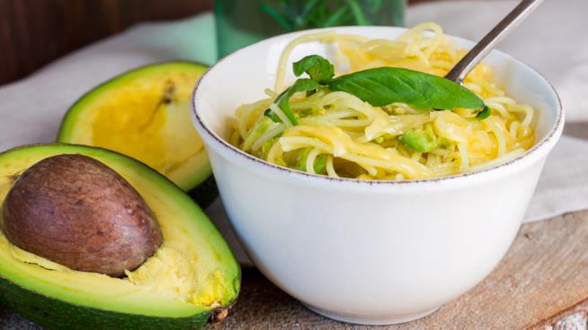 Ricetta pasta con avocado e lime Ciotola con pasta avocado e lime