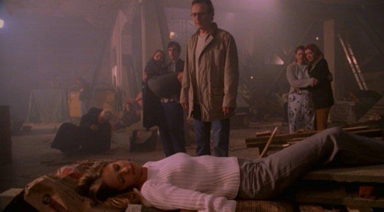 Buffy l'Ammazzavampiri Buffy giace senza vita davanti ai suoi amici