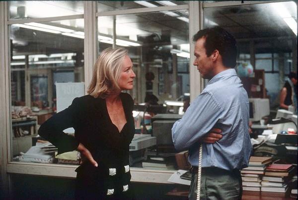 Glenn Close recita con Michael Keaton in Cronisti d'assalto in un ruolo pensato per un uomo Una immagine dal film Cronisti d'assalto