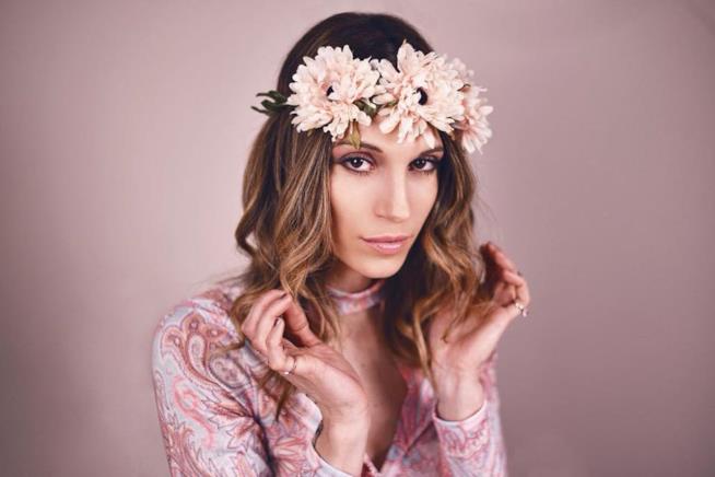 La cantante L'Aura in una foto per il suo nuovo album L'Aura in Il Contrario dell'Amore