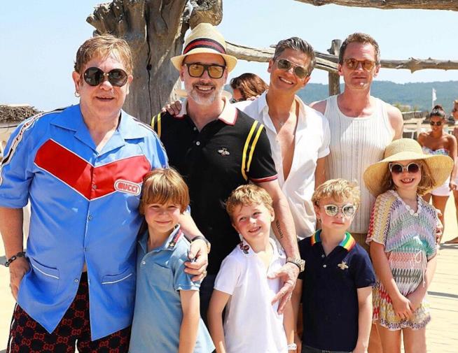 Elton John e Neil Patrick Harris con le rispettive famiglie al mare Elton John e Neil Patrick Harris al mare con le rispettive famiglie