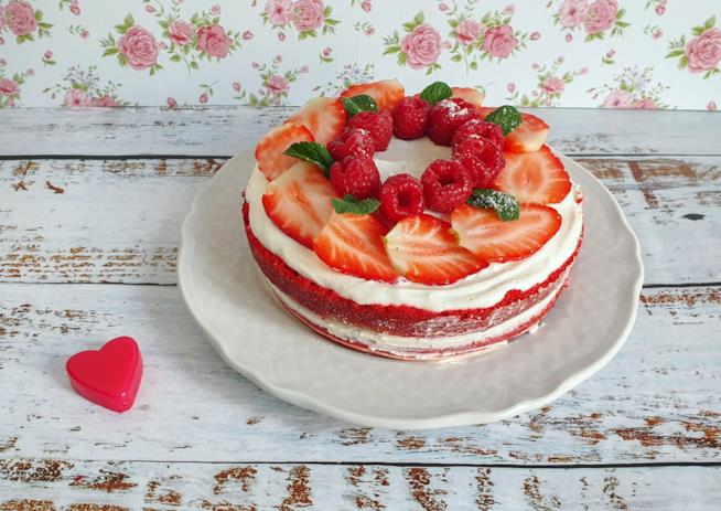 Red velvet Torta rossa con fragole
