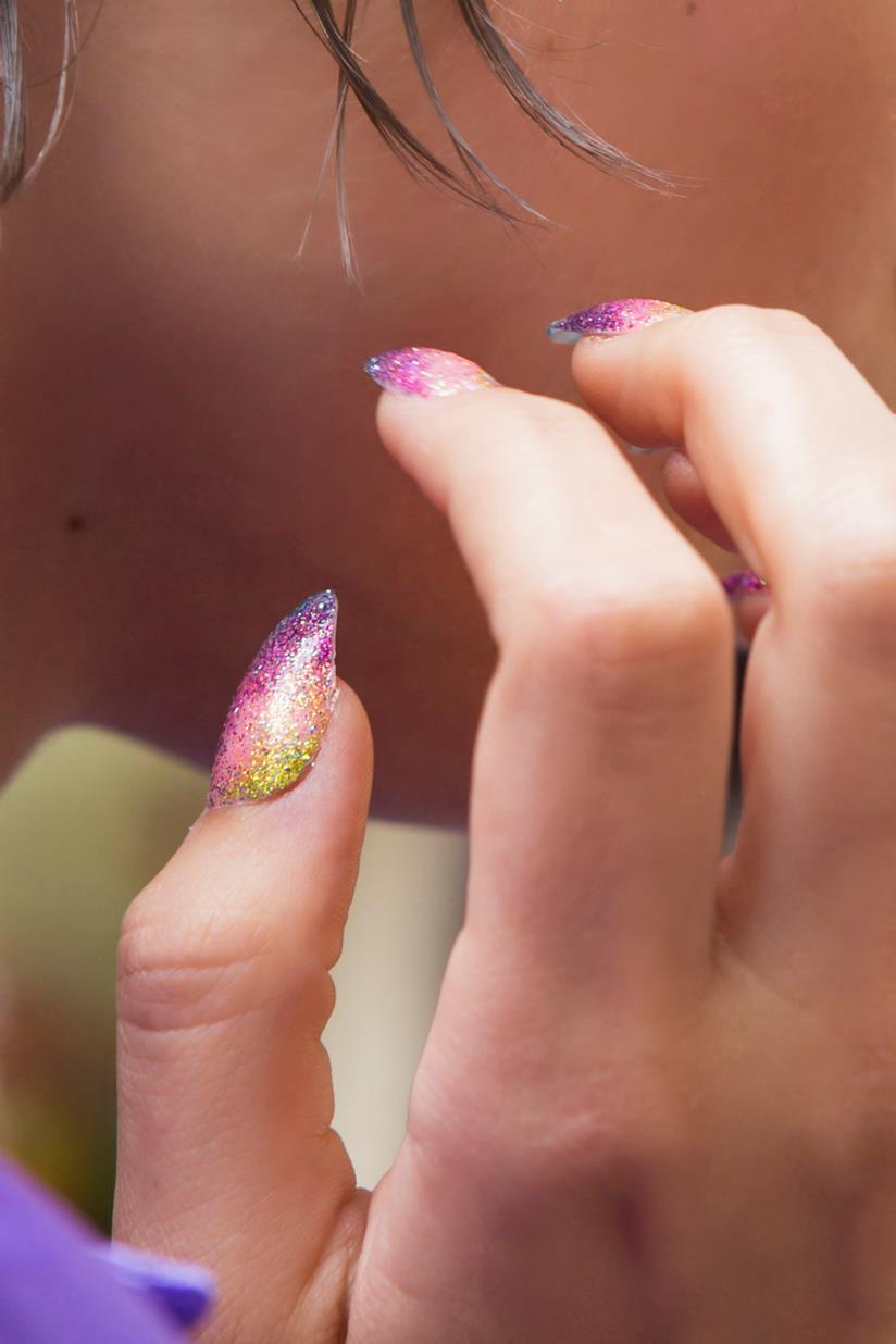 Nail art in gel viola con sfumature