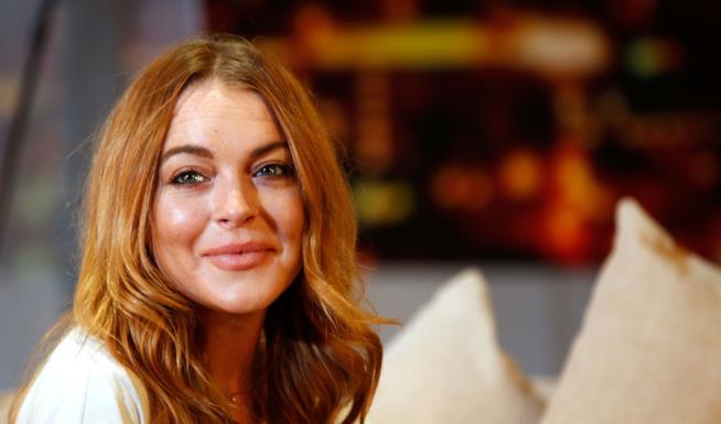 Lindsay Lohan e gli inviti via Twitter a Beyoncé, Britney Spears e Paris Hilton per il suo compleanno. Primo piano di Lindsay Lohan