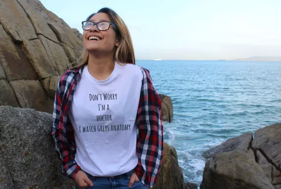 La t-shirt di Grey's Anatomy La t-shirt Don't worry, I'm a doctor, I watch Grey's Anatomy