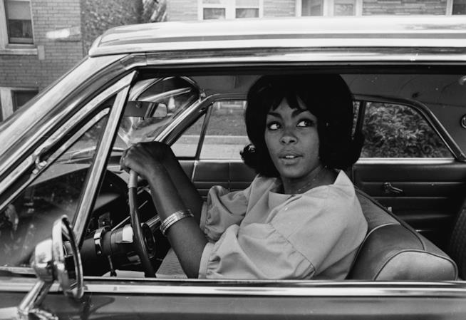 Perché le donne guidano meglio degli uomini? La moglie di Cassius Clay in auto