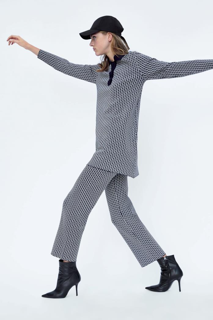 Pantaloni a vita elasticizzata, in maglia con finitura a campana e stampa logo Zara Pantaloni a vita elasticizzata, in maglia con finitura a campana e stampa logo Zara