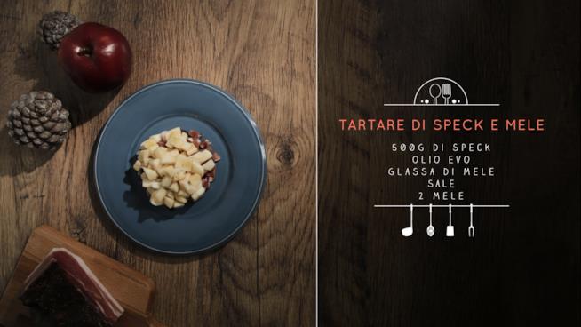Tartare di speck e mele con fette di pane nero di segale Tartare di speck e mele