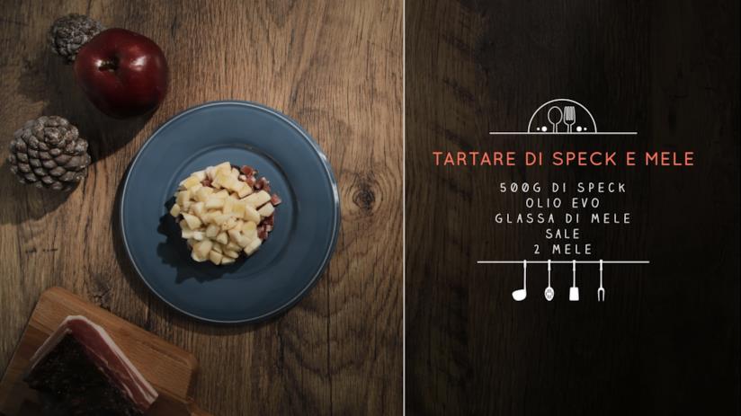 Tartare di speck e mele con fette di pane nero di segale Tartare di speck e mele