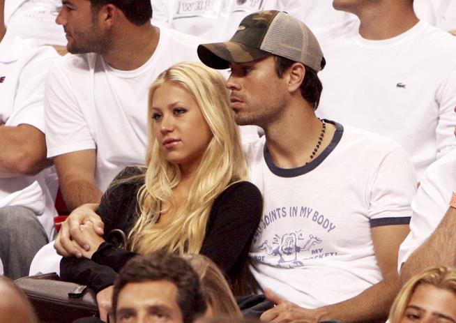 Enrique Iglesias e Anna Kournikova sono diventati genitori di due gemelli Enrique Iglesias e Anna Kournikova