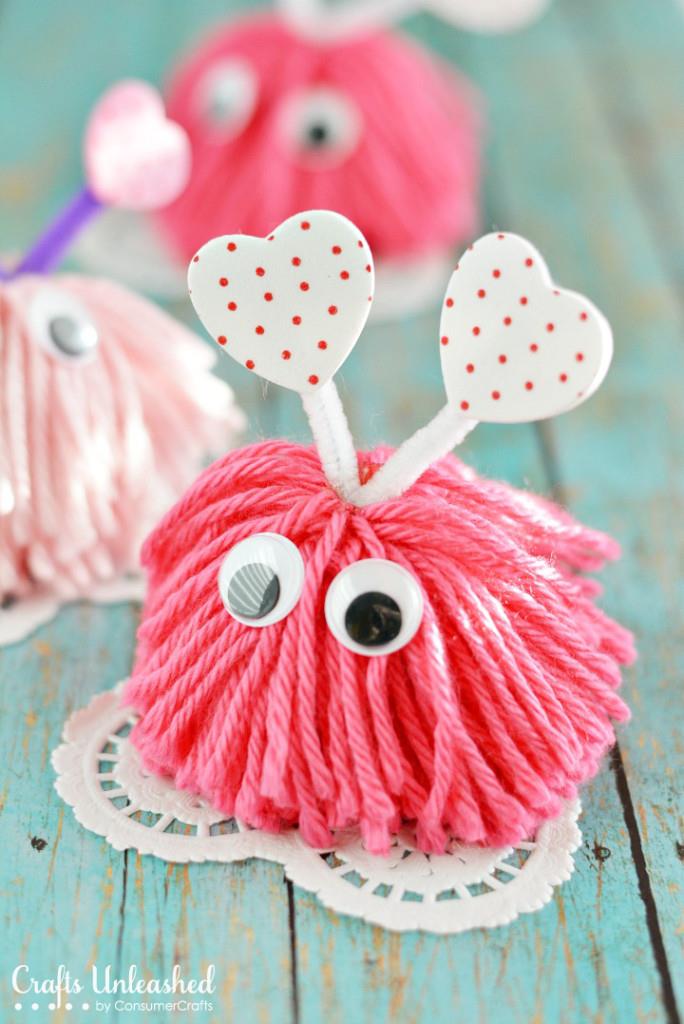 Pom pom di San Valentino Pom pom a forma di mostro con le orecchie a cuore