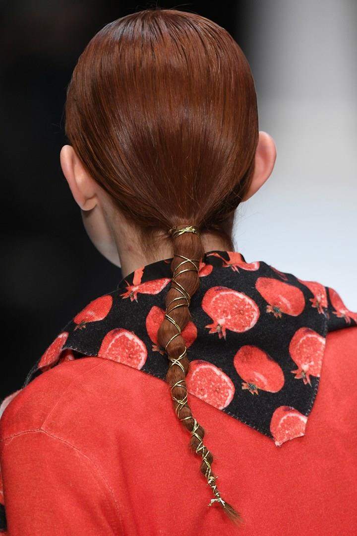 Tagli medi - Raccolto Acconciatura per capelli medi con treccia