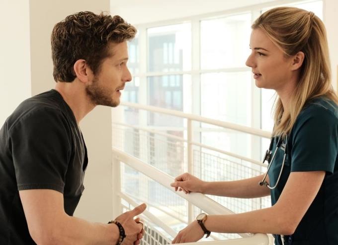 The Resident confermato: il medical drama avrà una seconda stagione Matt Czuchry ed Emily VanCamp