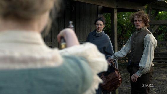 Laoghaire Laoghaire punta una pistola contro Claire e Jamie si mette in mezzo