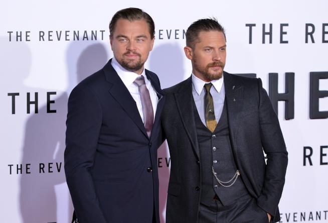 Tom Hardy ha perso una scommessa con Leonardo DiCaprio e paga pegno con un tatuaggio Tom Hardy e Leonardo DiCaprio