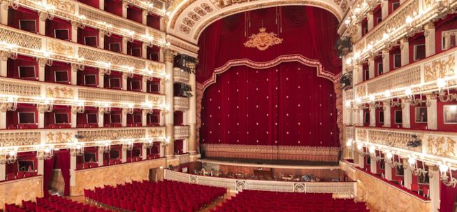Il 27 marzo è il giorno dedicato al teatro: ecco un elenco dei più bei teatri del mondo Teatro San Carlo: uno dei più bei teatri al mondo