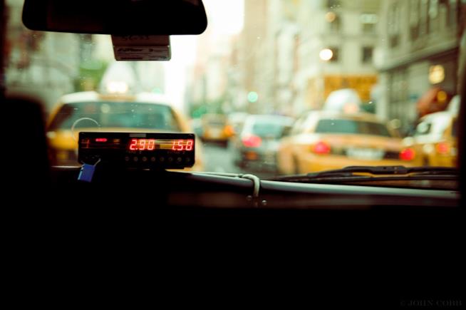 Zahida, la prima donna autista di taxi in Pakistan: ecco la sua storia Taxi