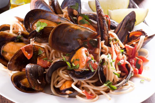 Ricetta spaghetti con le cozze alla rucola, prezzemolo, pomodorini e peperoncino Spaghetti con cozze, rucola, prezzemolo, pomodorini e peperoncino