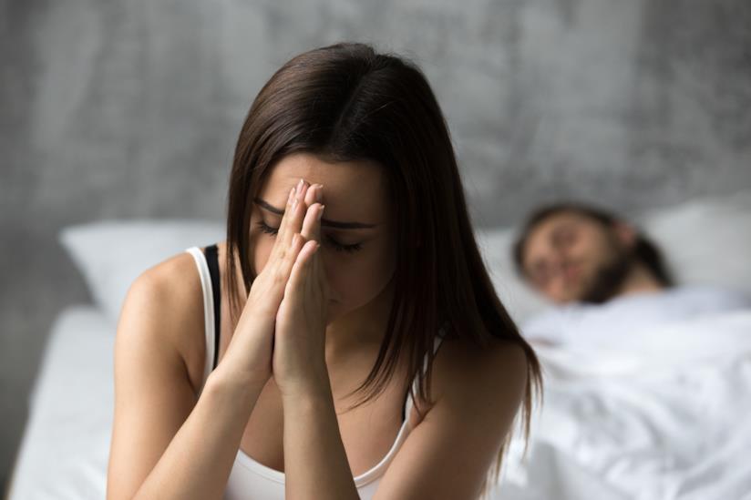 Segni che indicano che sei una partner tossica Ragazza triste mentre il ragazzo dorme