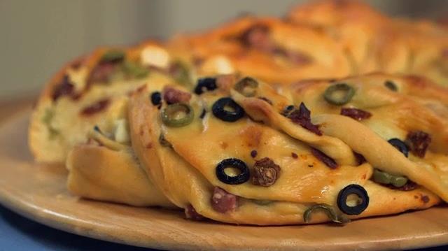 Giallo Zafferano: Angelica salata alla birra farcita con salame, olive, formaggio e pomodori secchi Angelica salata alla birra