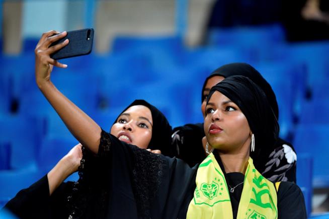 Supercoppa in Arabia Saudita: donne allo stadio nel settore riservato Donne saudite allo stadio