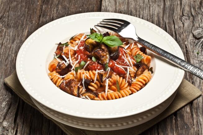 Fusilli con melanzane, pancetta e pomodorini Fusilli con melanzane, pancetta, pomodorini e basilico