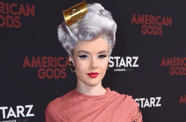Il colore cool della primavera è il lavender-grey Attrice con capelli grigio-lavanda