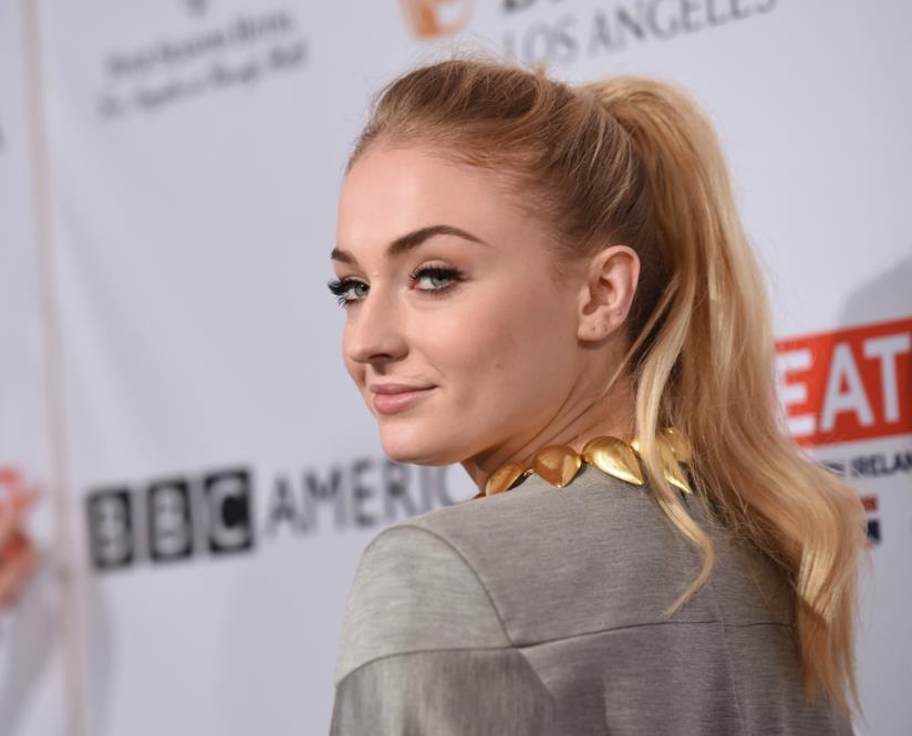 Sophie Turner dimostra di saper bere vino tutto d'un fiato come Cersei Sophie Turner